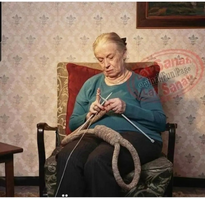 Gelini üşümesin diye ona atkı ören fedakar kaynana🤭bi maşallah alır mıyız? 🤭🤭?