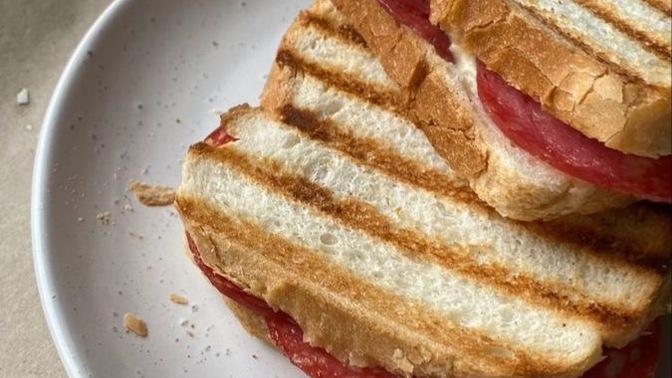 Gud mormikk 🧚🏼‍♀️ Yakışıklı bir erkek arkadaş mı yoksa vefalı bir dost mu? Bence yağlı bir tost? 😜? Neler yapıyorsunuz?