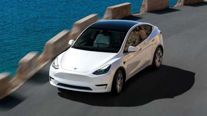 Tesla'nın kilitlenen kapıları faciaya yol açtı ve 4 kişinin ölümüne sebep oldu. Sizce elektrikli araç kullanmak güvenli mi?