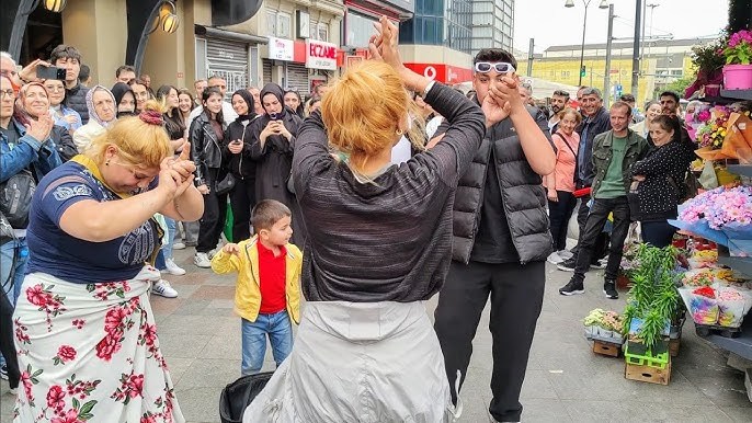 Sokakta çalgılı çengili eğlence görsen sen de aralarına girip çılgınca eğlenir miydin?