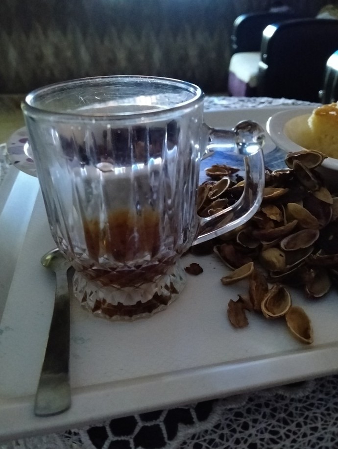 Kızlar çayım bitti kalkıp doldurmak sizede zor geliyor mu?