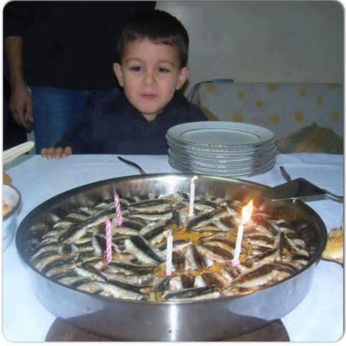 Arkadaşımın çocuğunun doğum günü için şöyle bi pasta yaptım 🤭🤭mum renkleri farklı biraz çok dikkat çekiyor mu?🤭🤭?