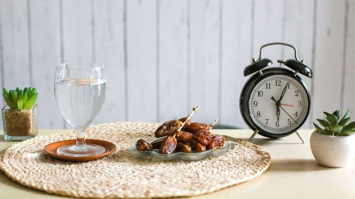Bu gece kaza oruçlarımı tutmaya başlayacağım.🤲🏻📿 İmsak vaktini mi yoksa ezanı mı dikkate almalıyım?