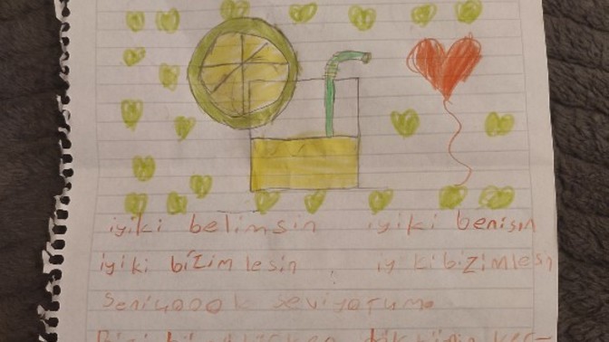 Sizin de böyle sizi küçücük şeylerle mutlu eden minikleriniz var mı?