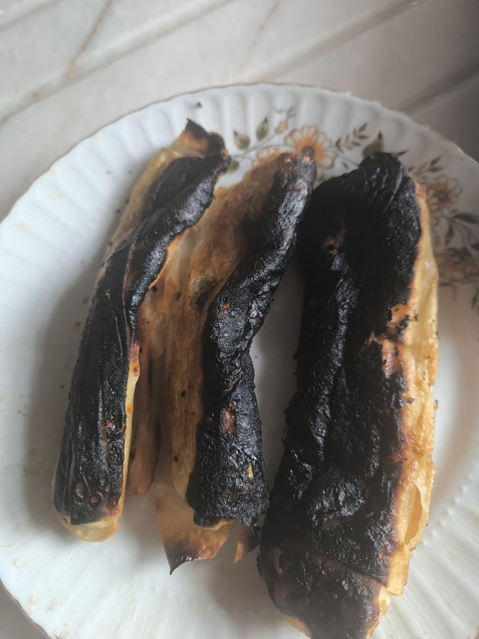 Akşamdan börek yapmıştım sabah pişireyim dedim ama siteye daldım herhalde biraz fazla mı kızarmış acaba