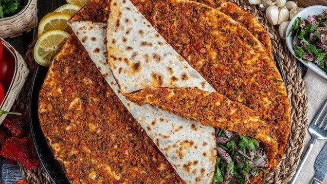 Lahmacunu acılı mı seversiniz acısız mı?