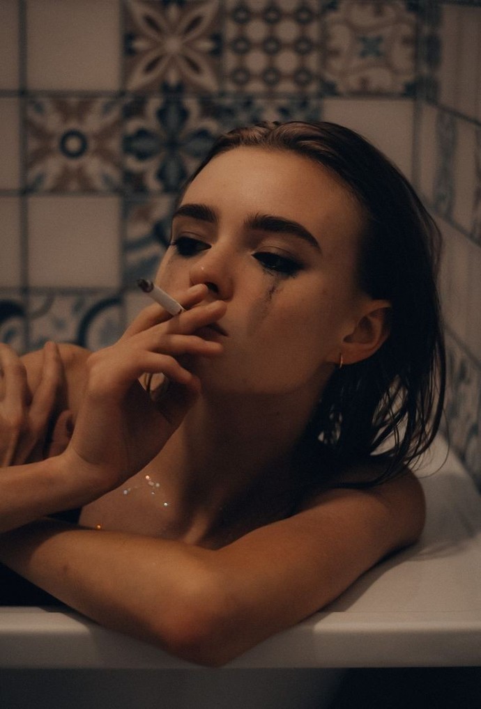 Sigara veya alkol içmeyenler çok üzülünce ne yapıyor?