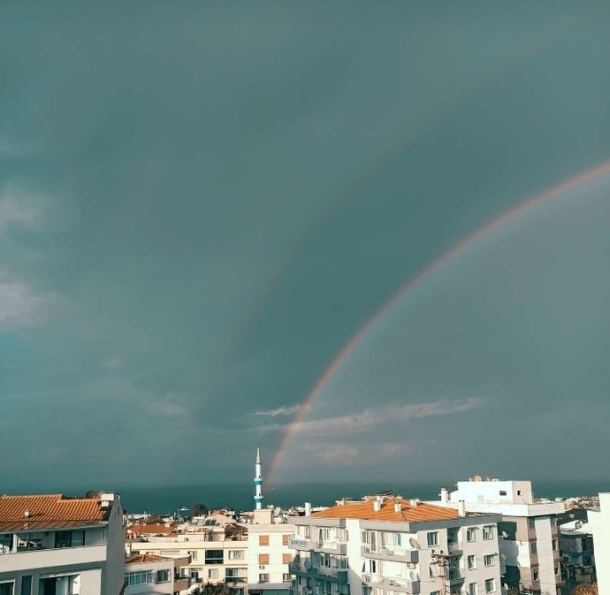 Kimileri güneşe kimileri yağan yağmuru kimileri kar yağışına aşıktır ancak gerçek aşk gökyüzüne midir?