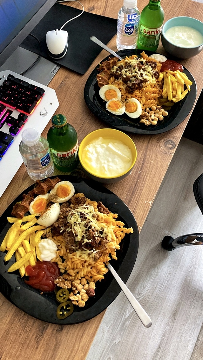 Güzel bir kız ile kahvaltı yapacağım. Ona hazırladığım sofra güzel mi sizce beğenir mi 🤔?