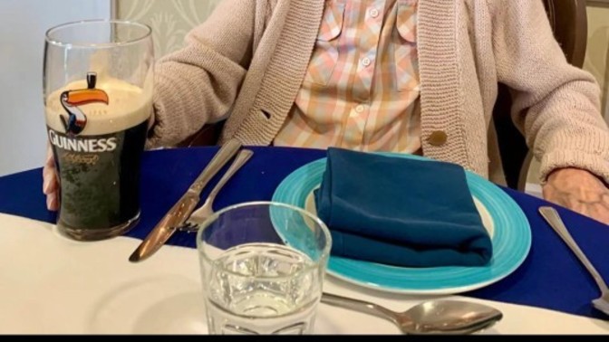 105 yaşındaki Kathleen Hennings: "Uzun ve sağlıklı bir yaşam sürmek istiyorsanız hergün bira için ve evlenmeyin" diyor. Haklı mı?