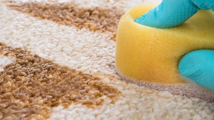 Halılarda oluşan inatçı lekeler için ev yapımı sihirli bir çözümün var mı?