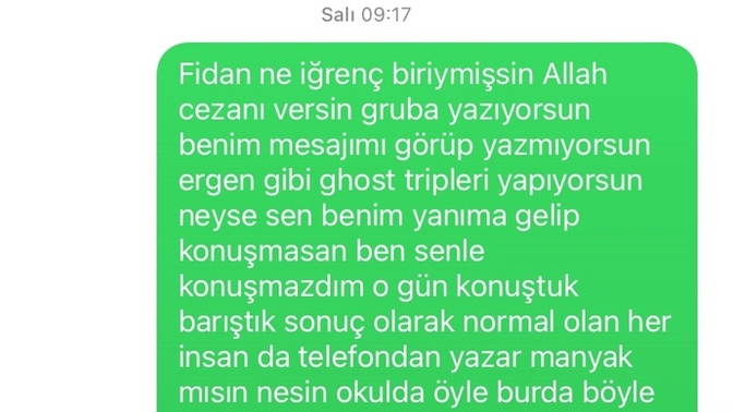 Eski yakın arkadaşım okulda beni görünce yanıma gelip sarıldı uzun uzun konuştu daha sonra ben yazınca cevap vermedi nedne böyle?