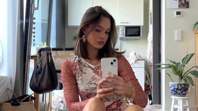 Sürekli Instagram'a hikaye atan kız itici midir?