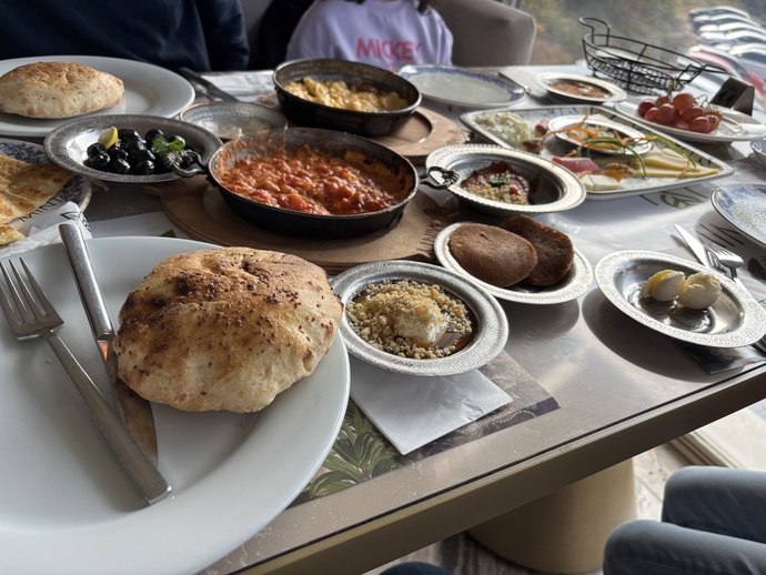 Pazarın en sevdiğim yanı hem geç hem dışarda yapılan kahvaltı. Sizde durumlar nasıl?