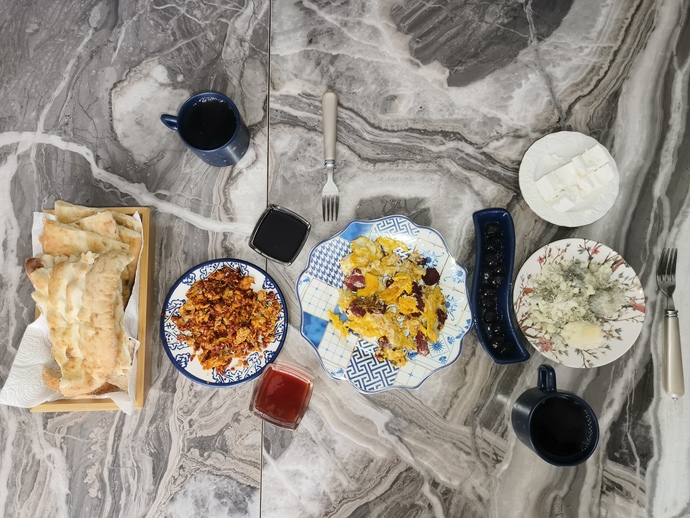 Pazar kahvaltınıza eşlik etmesini istediğiniz biri var mı?