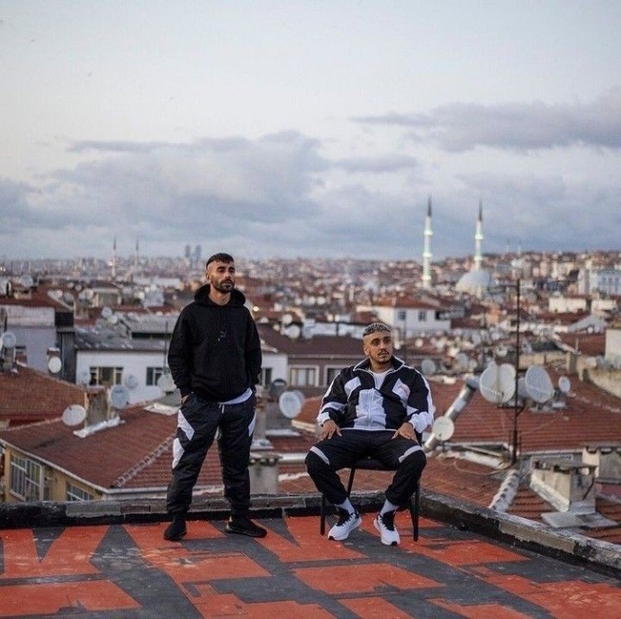 Laf sokucu bir şarkı sözü yazabilir misin?