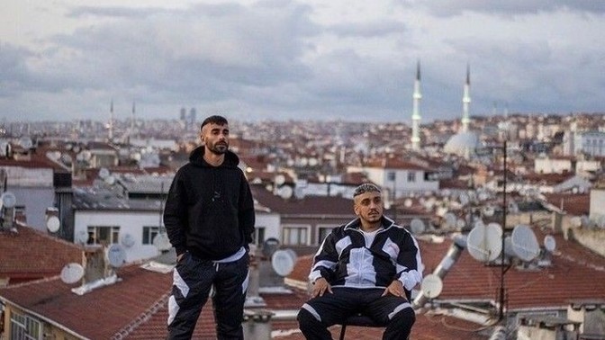 Laf sokucu bir şarkı sözü yazabilir misin?