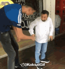 Herkese şaka yapıp güldüğüm için gevşek gibi 😂 burada kimseyle flörtleşemiyorum neden öyle oluyor ki?