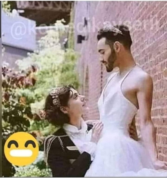 Örf adet diye bişey kalmamış adamın belinde kırmızı kurdele yok yazıklar olsun🤭sonumuz nasıl olacak böyle? adetleri unuttuk🤭?