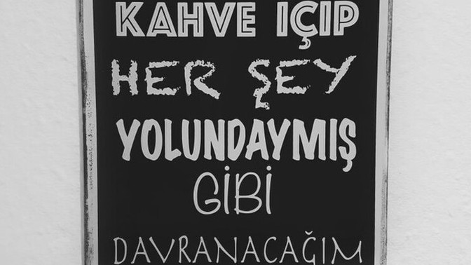 Her şey yolundaymış gibi yapar mısın?
