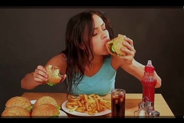 Yemek yerken şakız gibi çiğneyen sevgiliden olur mu?