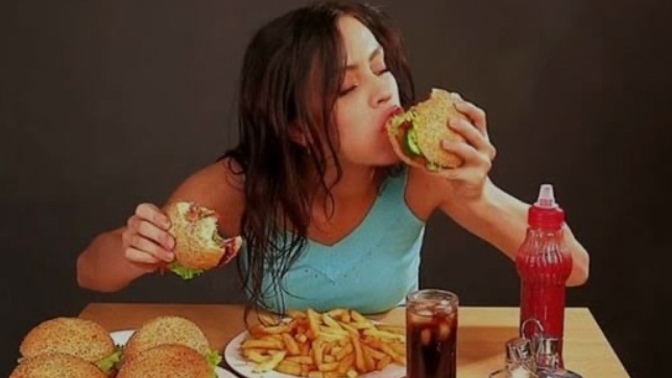 Yemek yerken şakız gibi çiğneyen sevgiliden olur mu?