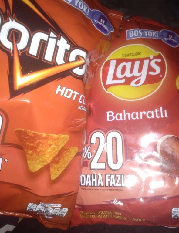 Birimiz Doritoscu birimiz laysci olmamıza rağmen renklerimizin uyumu şaka mı?😅 Sizin favori cipsiniz hangisi?