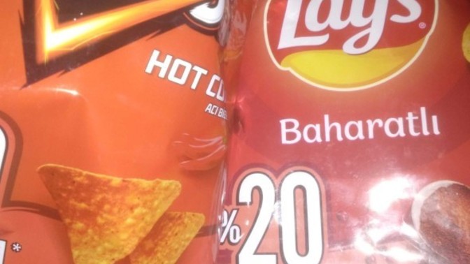Birimiz Doritoscu birimiz laysci olmamıza rağmen renklerimizin uyumu şaka mı?😅 Sizin favori cipsiniz hangisi?
