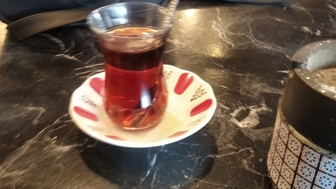 Bu erkeklerin de akıllı kadın aramalarına hiç anlam veremiyorum zaten kadını delirteceksiniz neyin peşindesiniz 😂?