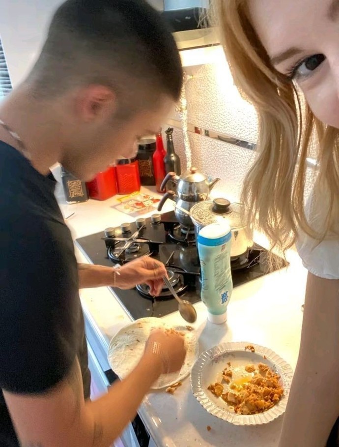 Yemek yapmayı bilmeyen ama tipi 10/10 olan biriyle evlenir misiniz?