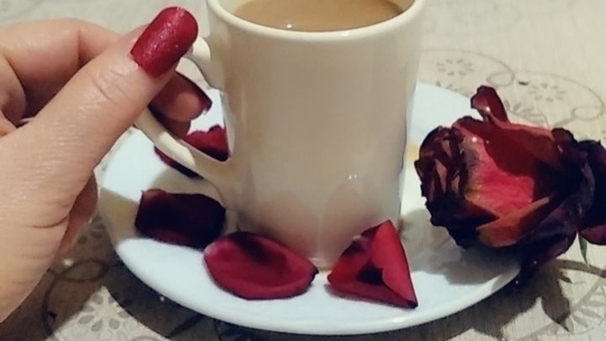 Atın nalı çıkar kalır toynağı , adama nal toplattırır kadının oynağı deyiminde anlatılmak istenen tema nedir?