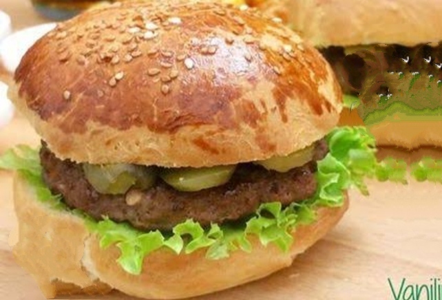 Birisi beni hamburger gibi tutup kırmadan dökmeden dağıtmadan sevsin istiyorum çok şey mi istiyorum acaba?