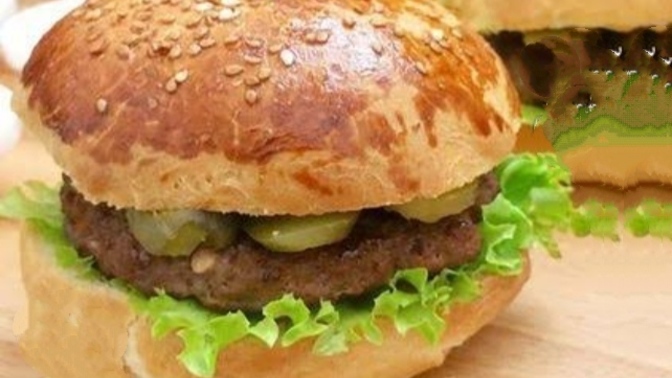 Birisi beni hamburger gibi tutup kırmadan dökmeden dağıtmadan sevsin istiyorum çok şey mi istiyorum acaba?