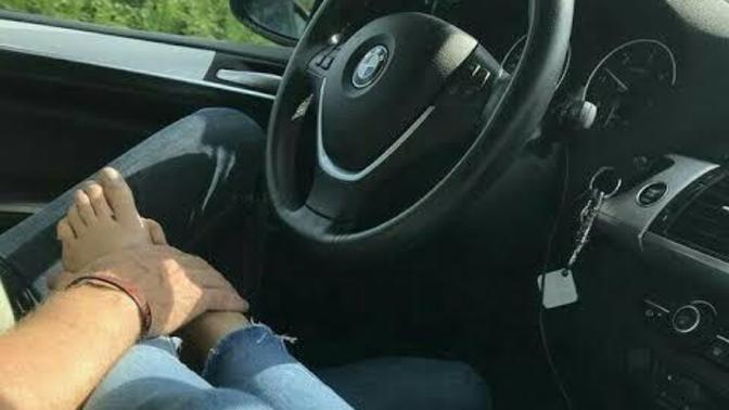 Arabada seks isteğine sadece footjob yaparım diyen partnerle ilişki yürür mü?