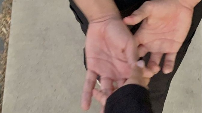 Sevgilinizin yürürken sürekli elinizi tutması hoşunuza gider mi?