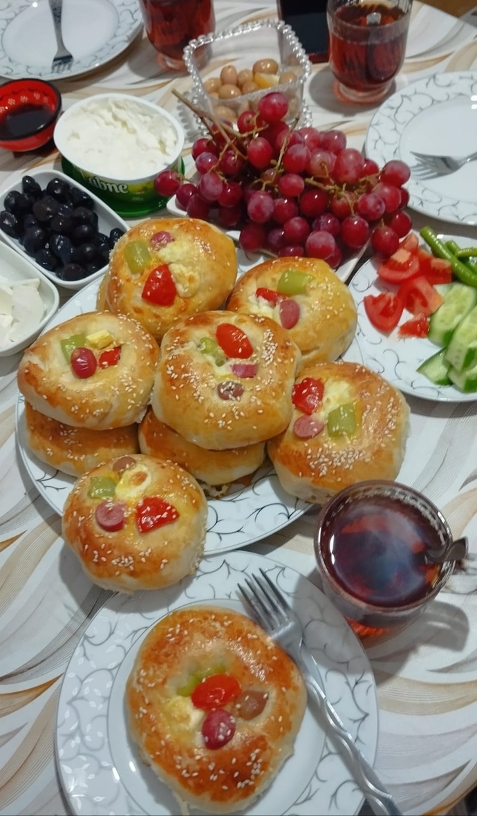 Pizza poğaça yaptım çaylar hazır mı?