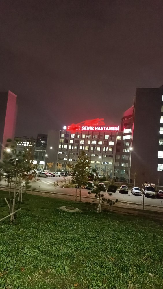 İyi günde sahteden menfaatinden olan mı yoksa böyle hastane köşelerinde Kötü günlerinizde yanınızda olan mı Gerçek dosttur?