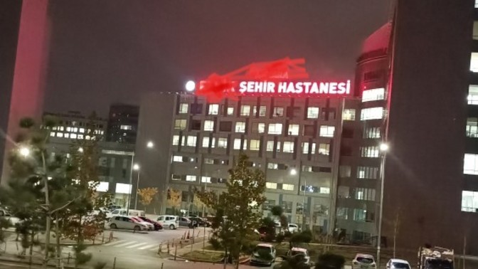 "İyi" günde sahteden menfaatinden olan mı yoksa böyle hastane köşelerinde "Kötü" günlerinizde yanınızda olan mı Gerçek dosttur?