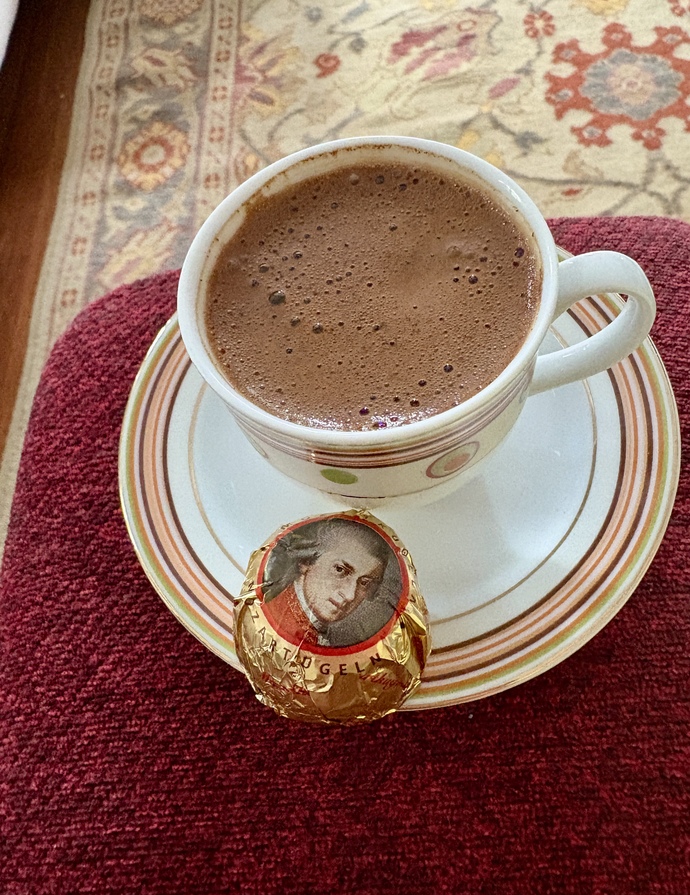 Öğlen kahvene ☕️ kim, ne, hangi şarkı eşlik ediyor?