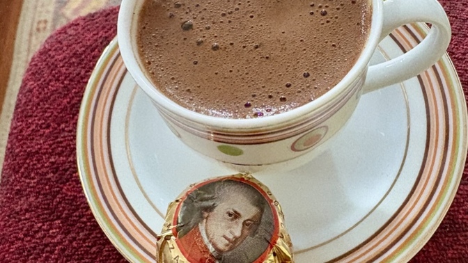 Öğlen kahvene ☕️ kim, ne, hangi şarkı eşlik ediyor?