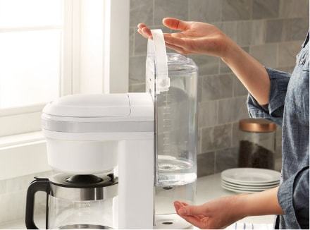 Kahve makinesinde su haznesinin çıkarılabilir olması sence ne kadar pratiklik sağlar?