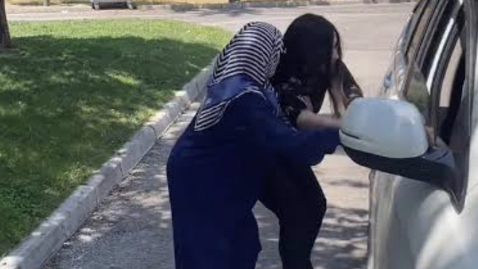 Eşiniz ve annesiyle yolculuğa çıktınız öne kim oturur?