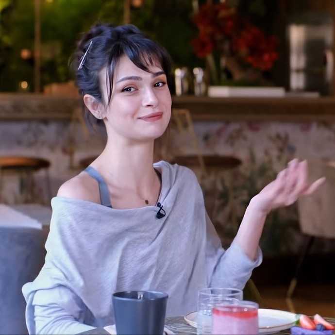 Kadınlarİstemem yan cebime koy.tavrını naz yaparak mı gösteriyor?