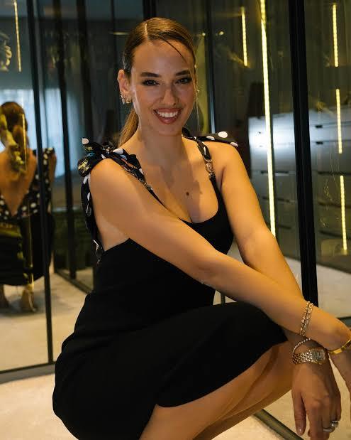 Seda Bakan sizce çok güzel ve seksi mi?