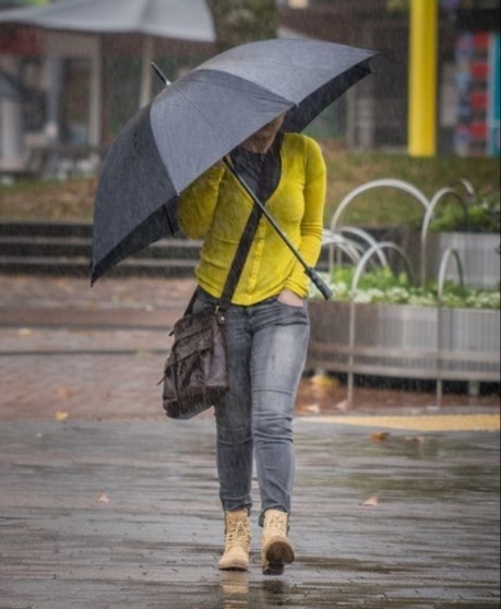 Bu yağmurlu havalarda şemsiye altında☔ yine tek başına yürüyenlerden misin😔?