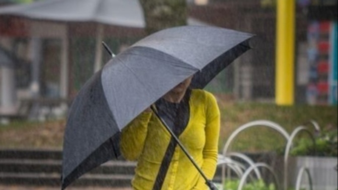 Bu yağmurlu havalarda şemsiye altında☔ yine tek başına yürüyenlerden misin😔?