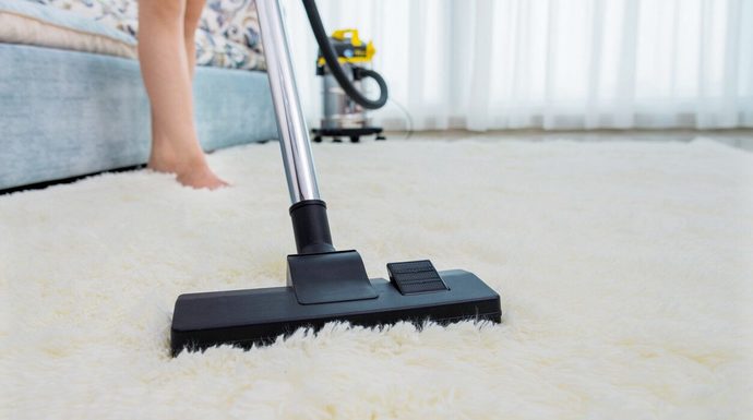 Erkeklerin işten sonra getirdiği tozu ve kiri temizlemek için halıda etkili bir yöntem nedir?