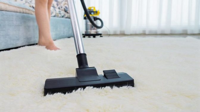 Erkeklerin işten sonra getirdiği tozu ve kiri temizlemek için halıda etkili bir yöntem nedir?