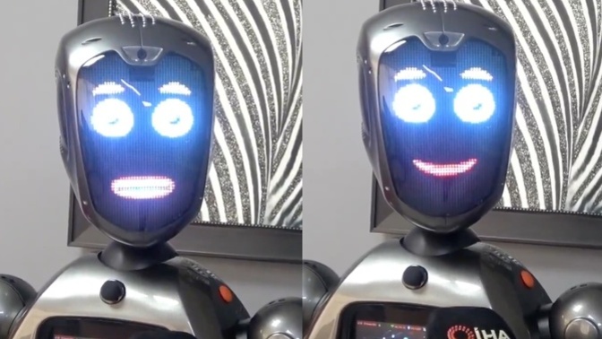 Türkiye'nin ilk insansı yapay zekalı öğretmen robotu Ada, yapay zekalı bir öğretmen olduğu için maaş almadığını söyledi. Eğitimde artık robotların devri mi?