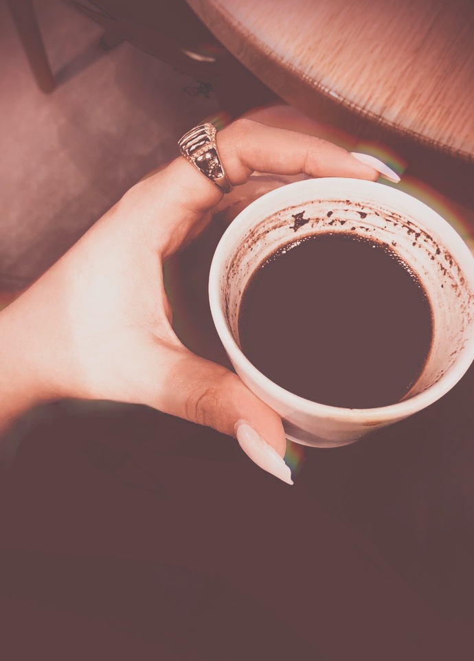 Orada oturan bir ayıcık 🧸 var, fincanın kenarında, ha işte o sensin djfjs
